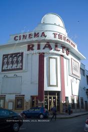 Image du Maroc Professionnelle de  Situé au Centre ville près du Boulevard Mohammed V, dans un style art déco, le bâtiment du cinéma théâtre Rialto, œuvre de l'architecte Pierre Jabin (1930). Lieu mythique qui avait accueilli Joséphine Baker qui y présenta un récital aux soldats américains venus à Casablanca afin d'aider les alliés, Vendredi 22 Juin 2012. (Photo / Abdeljalil Bounhar)